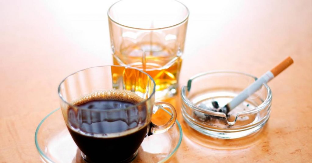 Regular el consumo del café y el alcohol