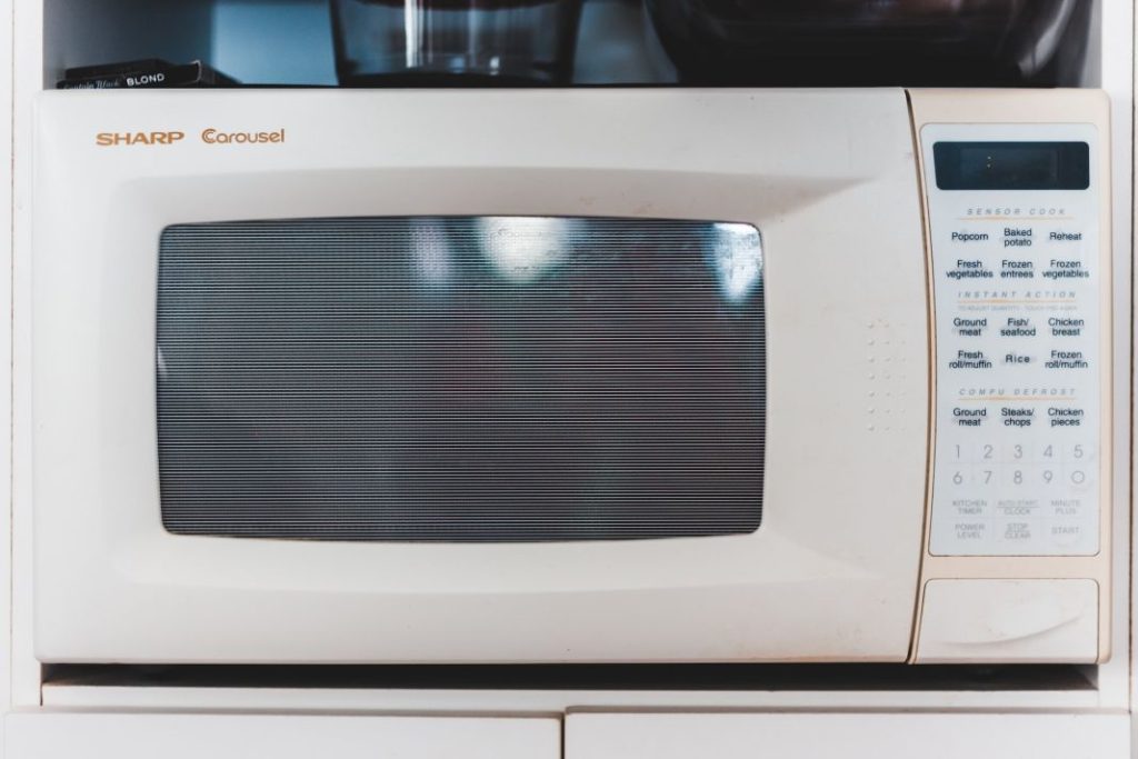 Elimina la suciedad del microondas en 10 minutos con este truco