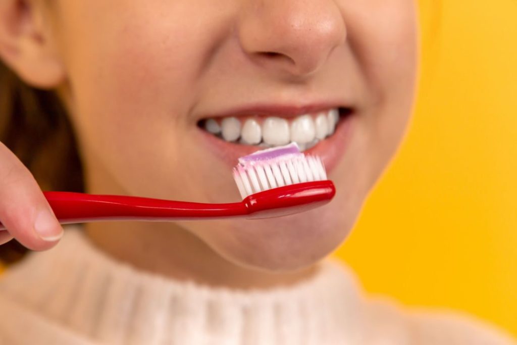 Trucos para conseguir unos dientes blancos sin gastarte una pasta