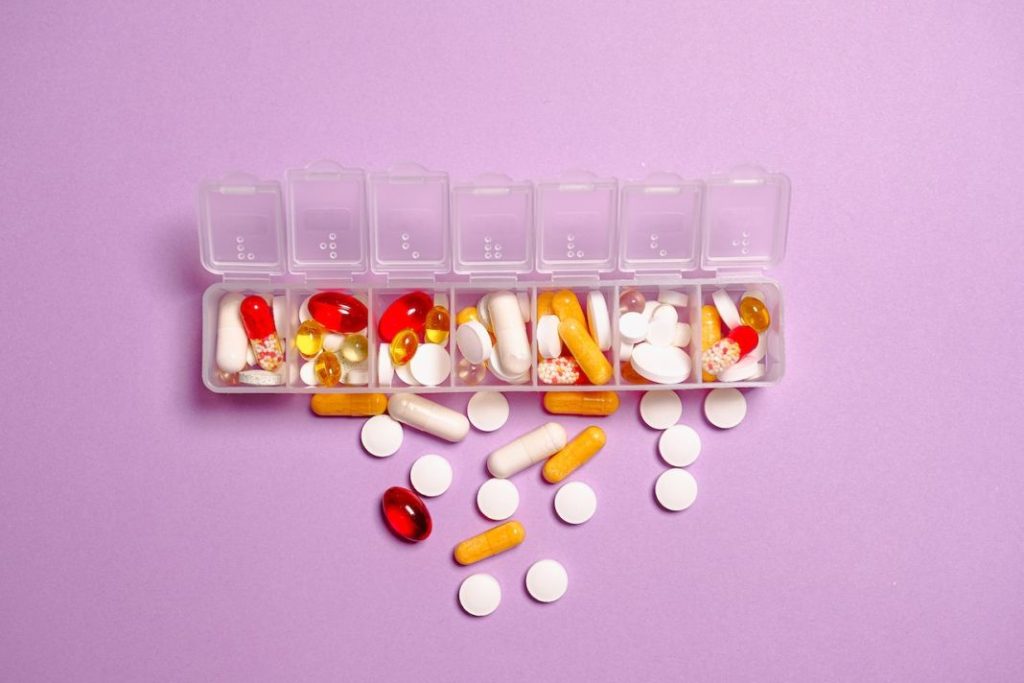 Antibióticos por qué no debes mezclarlos con ciertos alimentos