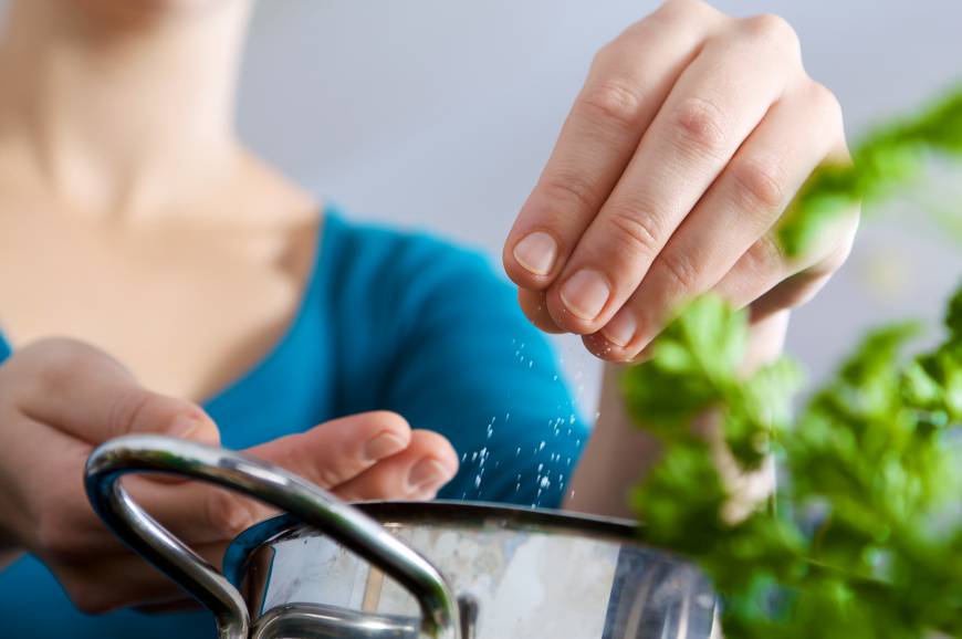 ¿Qué es la sal de mesa y para qué la necesita tu cuerpo?