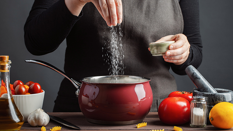Este es el mejor momento para añadir sal a los platos 1 Vida.es ¿Qué sal pertenece a la cocina?