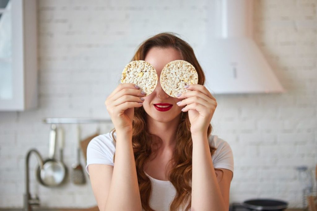 ¿Son las tortitas de arroz un snack saludable?