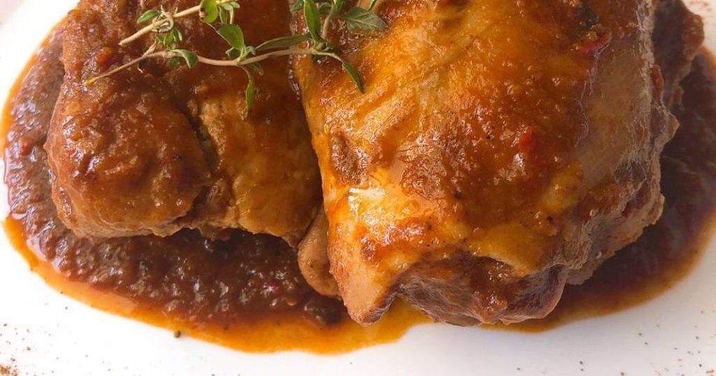 Pollo a la canela en salsa de vino caliente