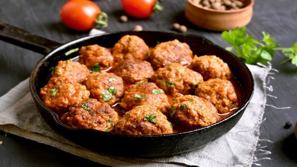 Albóndigas en salsa: así puedes prepararlas rápido y que queden más sabrosas 1 Vida.es Las albóndigas de pollo y verduras de Arguiñano que te comerás en segundos