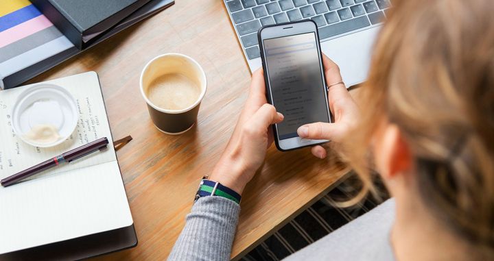 Así debes evitar el móvil en el trabajo 1 Vida.es Siéntate, enciende la PC, coloca los documentos y comienza