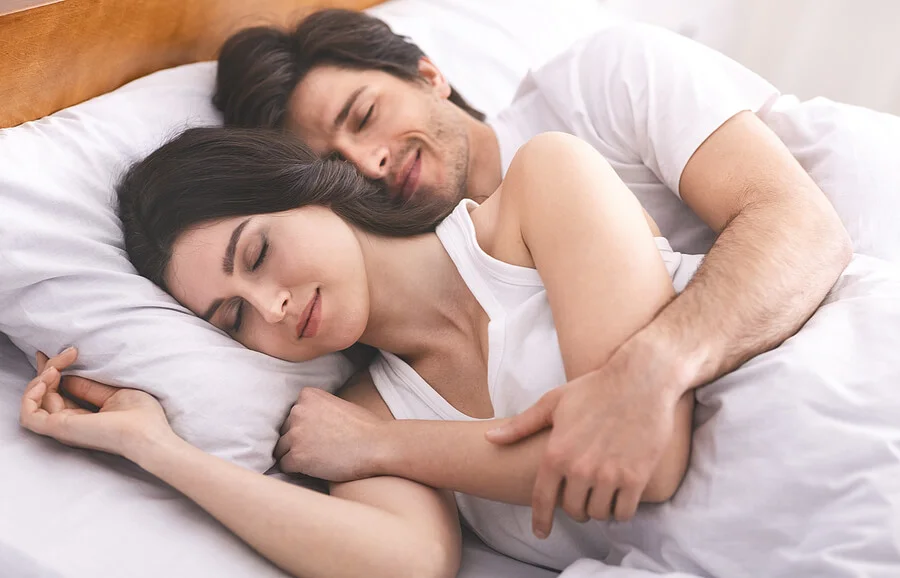 ¿De verdad se duerme mejor con dos personas?