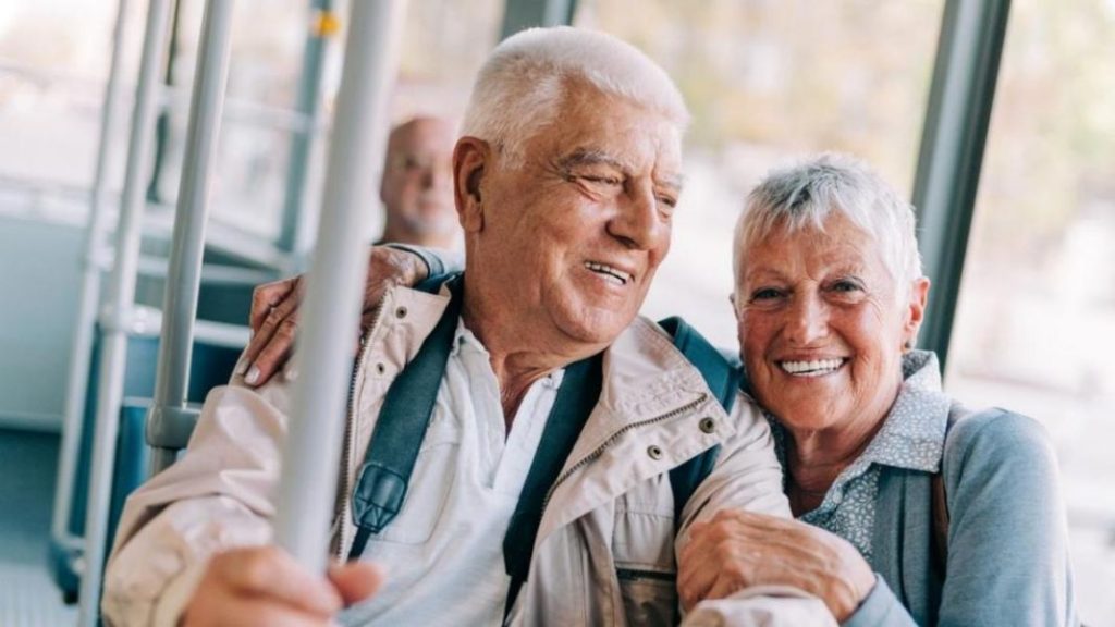 Vivir en la vejez explica qué es importante cuando se viaja en la vejez.
