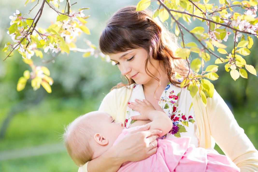Amamantar: conoce los 6 tipos de posiciones para tu bebe 2 Vida.es amamantar