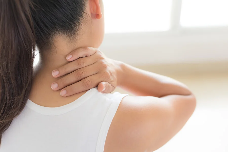 El dolor de cuello restringe el movimiento en la vida cotidiana