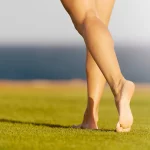 Las ventajas de caminar descalzo que no conocías