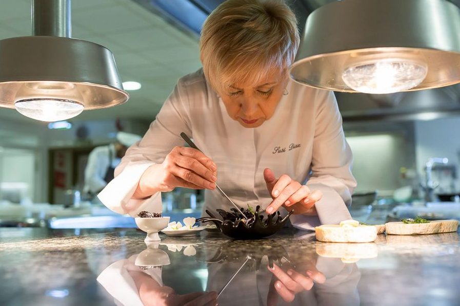 Susi Díaz y su erizo de mar con huevo de codorniz y espuma de patata 1 Vida.es La cocina de Susi Díaz: una experiencia única