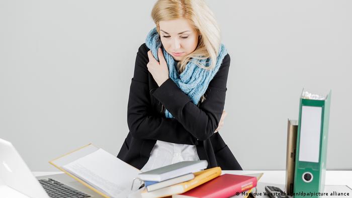 Trucos para no pasar frío en el trabajo 1 Vida.es ¿Qué puedes hacer contra la congelación en la oficina?