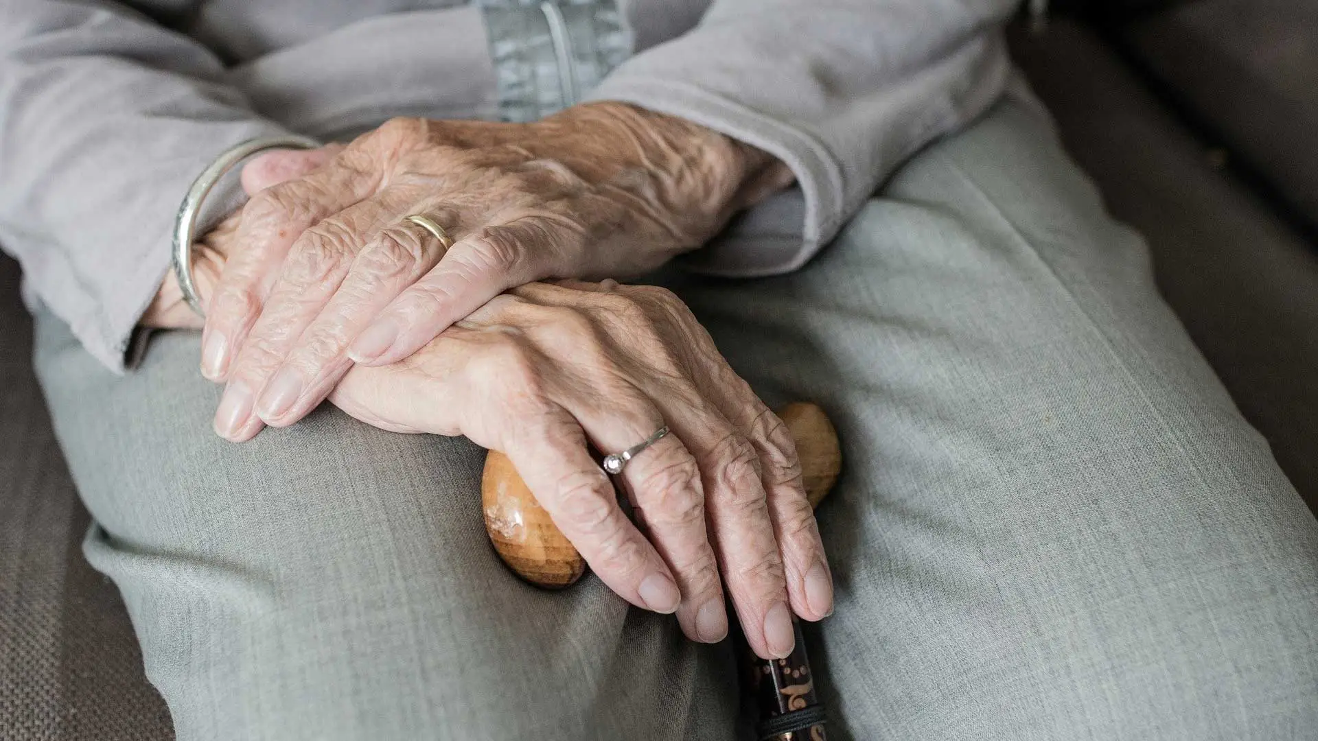 Cómo pueden los profesionales de la salud ayudar a prevenir las caídas en adultos mayores