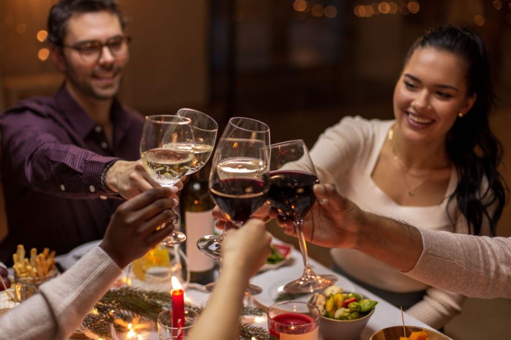 Vino con la comida como introducción 