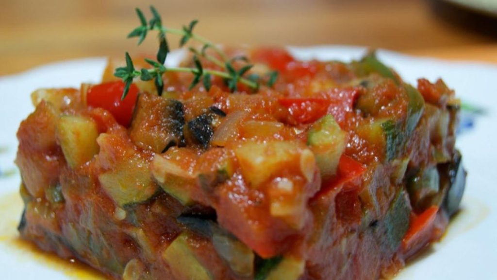 Es comparable al pisto de verduras estofado francés 