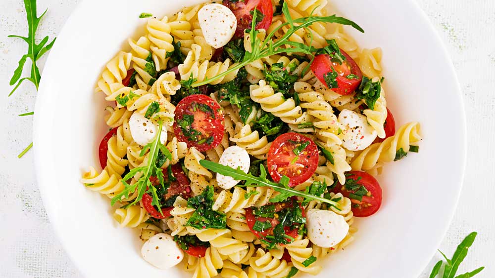 Hay varias razones por las que la ensalada de pasta es tan popular