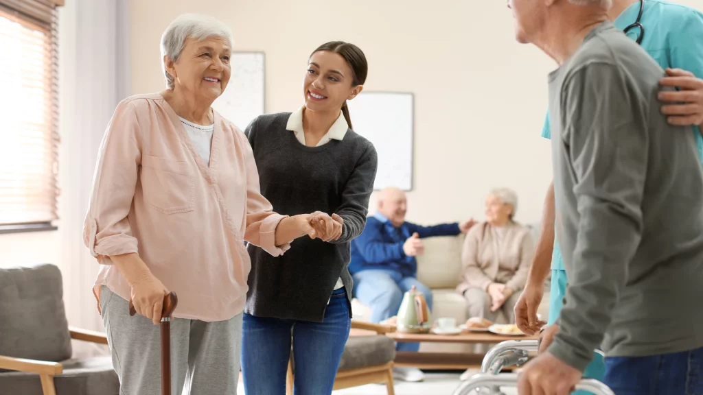 ¿Cuáles son las funciones de una cuidadora para una persona mayor?