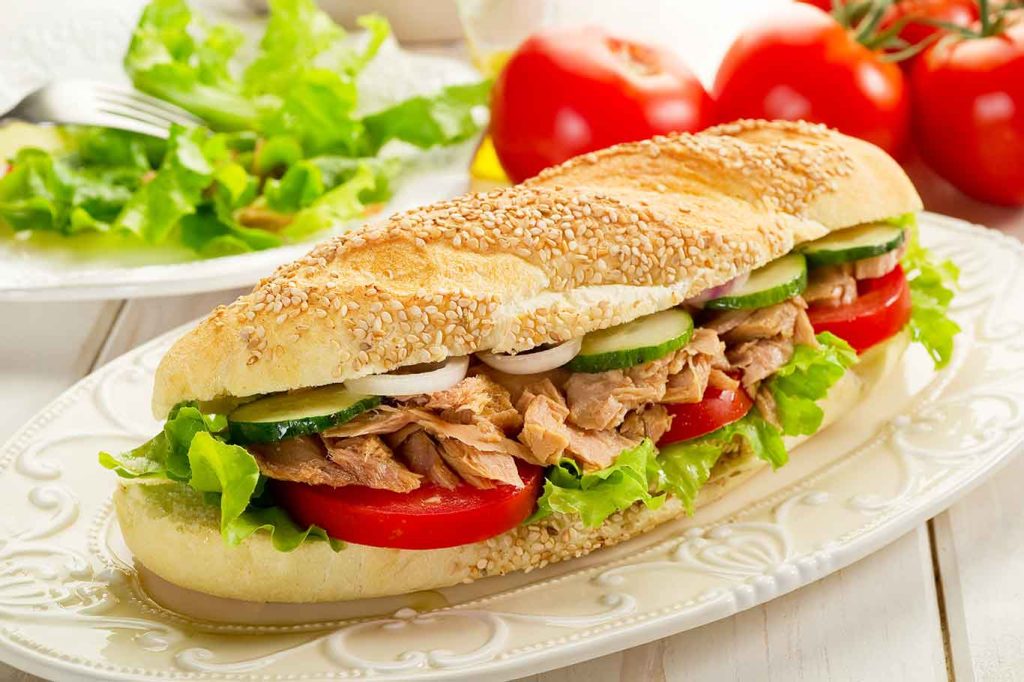 Cómo hacer un bocadillo de atún y tomate mejor que el de calamares 1 Vida.es Beneficios del atún