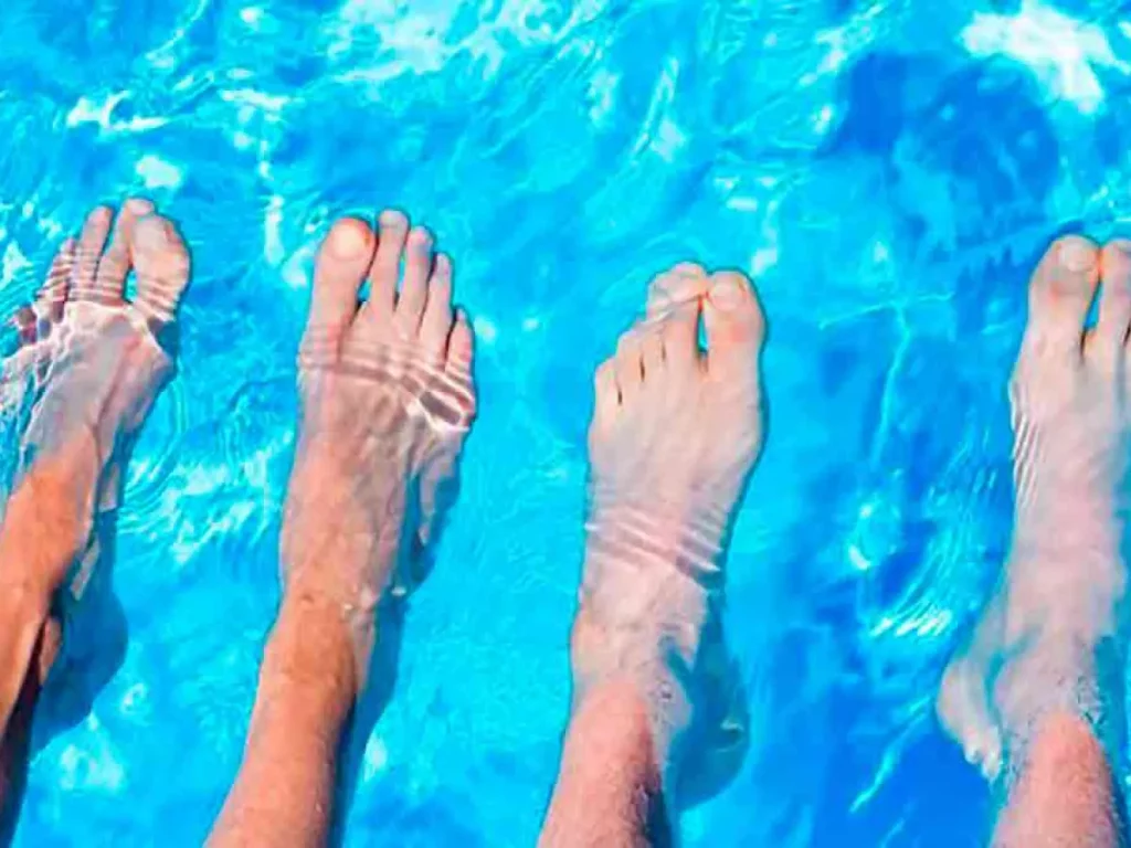 Limpia y seca tus pies antes y después de entrar a la piscina