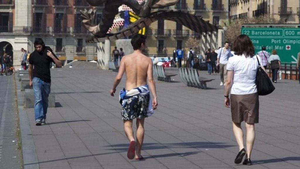 ¿Te pueden multar por ir sin camiseta?