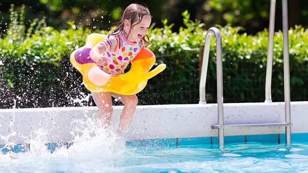 Averigua sobre las instalaciones de la piscina