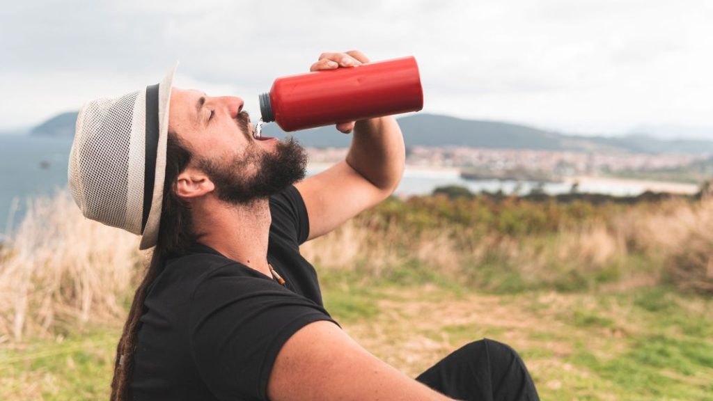 Por qué beber agua después de consumir alcohol 1 Vida.es Efectos del alcohol en la hidratación