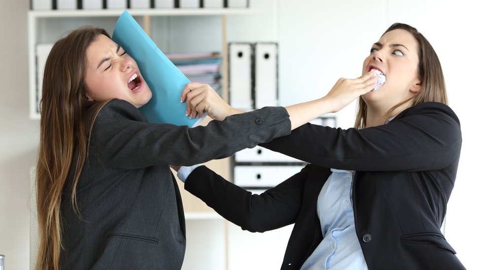 Consejos para aprender a evitar a un compañero de trabajo 1 Vida.es Mantén la calma y evita confrontaciones directas