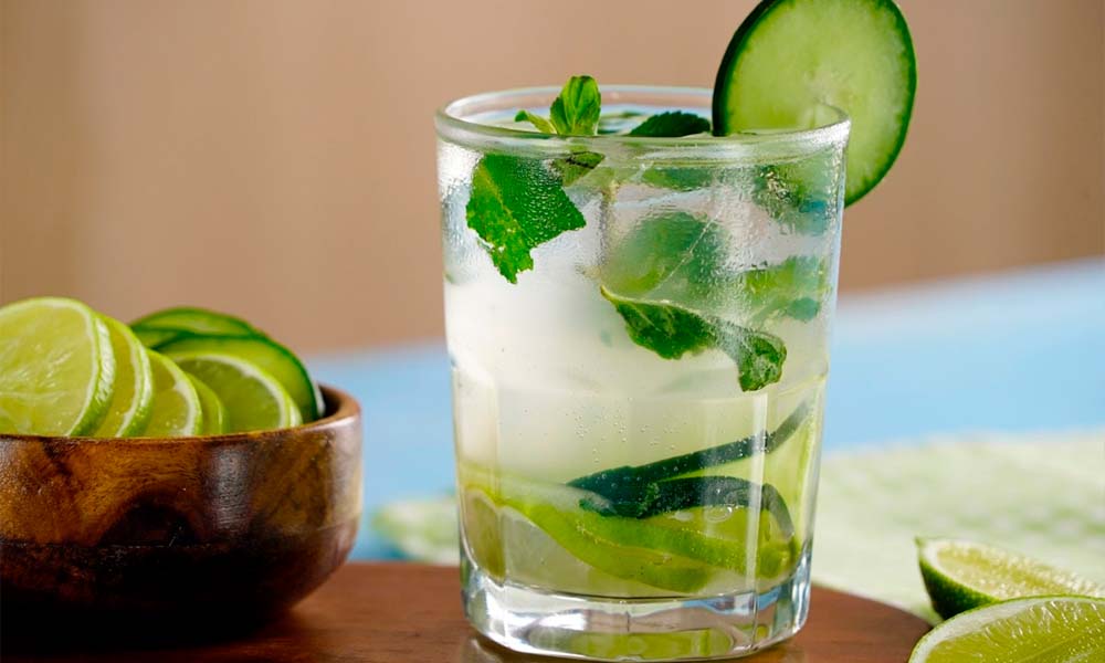 8 cócteles deliciosos que no engordan 1 Vida.es Mojito de pepino y menta