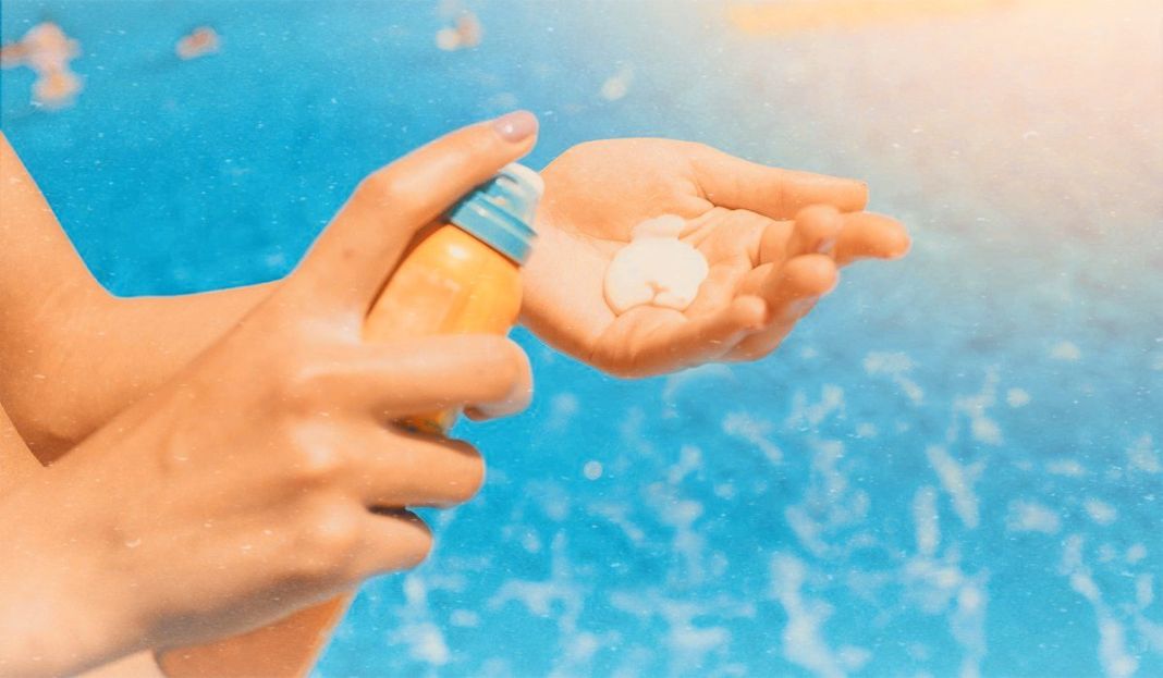 Exposición al sol: 9 consejos para evitar problemas en la piel 1 Vida.es Utiliza un protector solar adecuado
