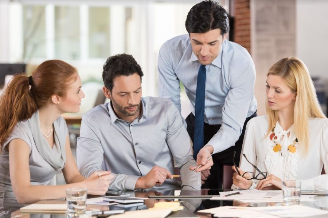 Emprendedores: cómo asignar responsabilidades y liberar carga de trabajo 1 Vida.es IMPORTANCIA DE LA DELEGACIÓN