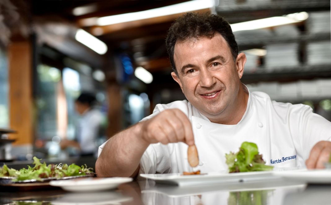 Martín Berasategui y su receta de vichyssoise con láminas de patata trufada: una melodía cremosa con toques de lujo 1 Vida.es Biografía de Martín Berasategui