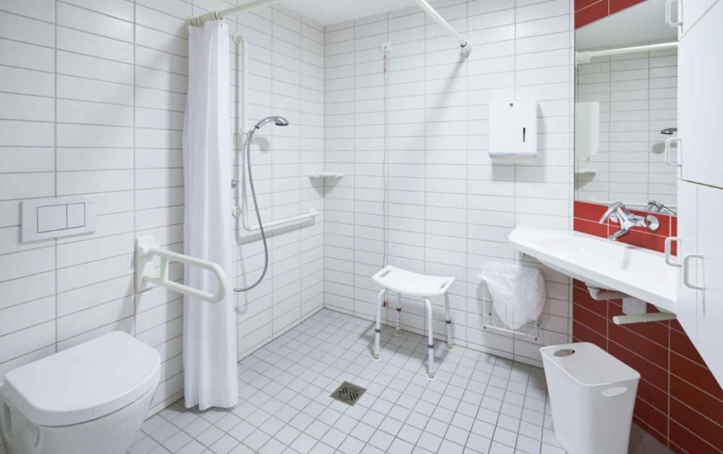Así debe ser la ducha de una persona mayor 1 Vida.es Adaptar el entorno del baño
