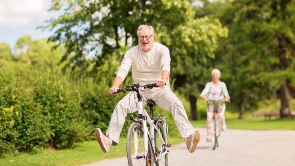 Todos los beneficios de montar en bici para la gente mayor 1 Vida.es Fortalecimiento muscular y óseo