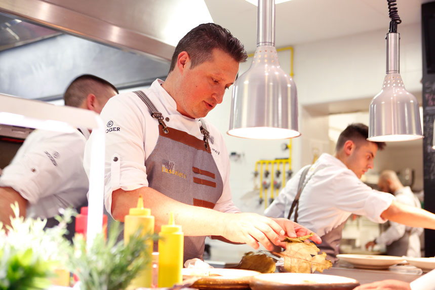 Kiko Moya y su receta de calamar relleno de setas y ajo negro: un juego de sabores opuestos que se complementan 1 Vida.es Biografía de Kiko Moya