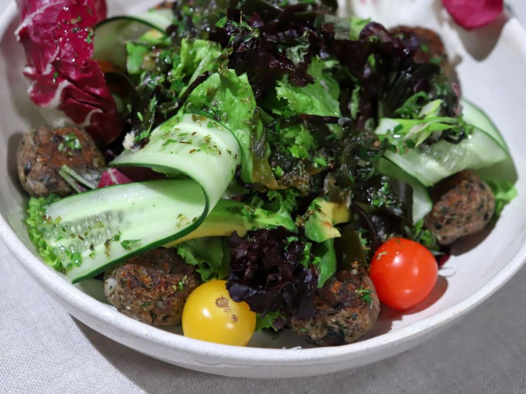 La receta de Quique Dacosta de ensalada de algas y flores con vinagreta de cítricos