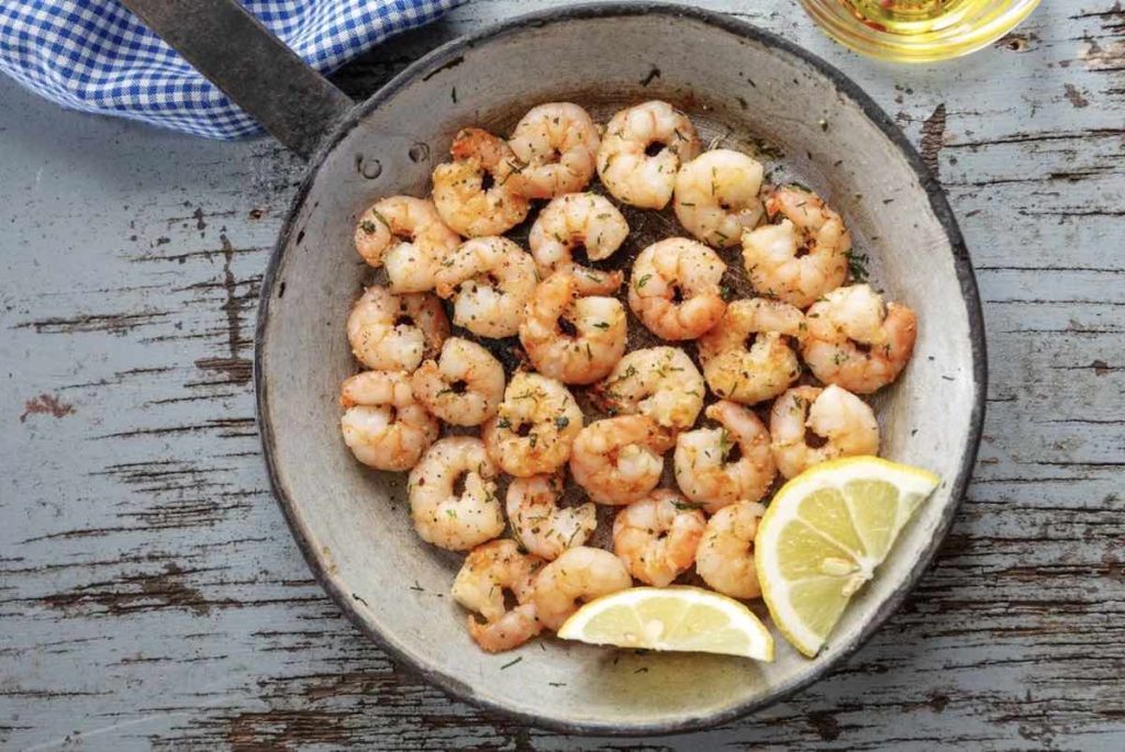 Acompañamientos y presentación de las gambas al ajillo en la freidora de aire