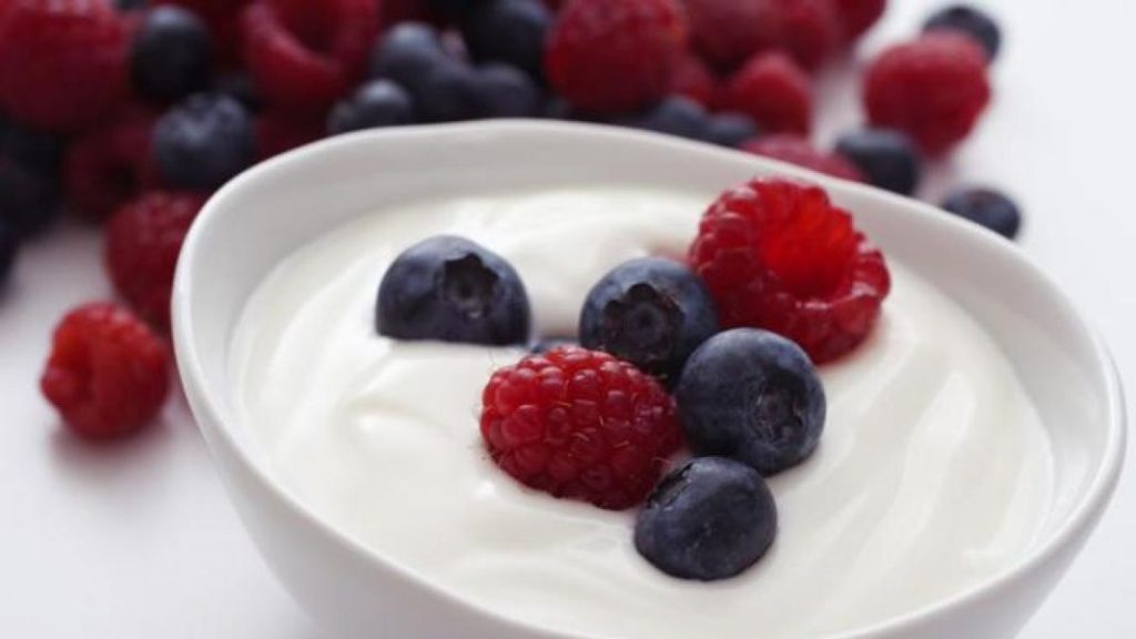 ¿Es bueno cenar solo un yogur?: Estos son los peligros de una de las cenas más comunes 4 Vida.es Alternativas saludables para la cena