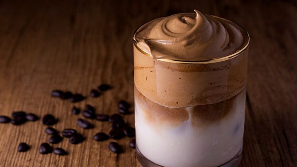 Estos son los desayunos típicos que debes evitar: descubre sus efectos en tu salud 5 Vida.es Café con crema y azúcar