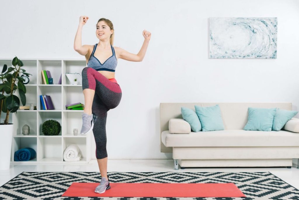 Di adiós al gimnasio gracias a estos ejercicios para hacer en casa: solo necesitas una pared 1 Vida.es Calentamiento