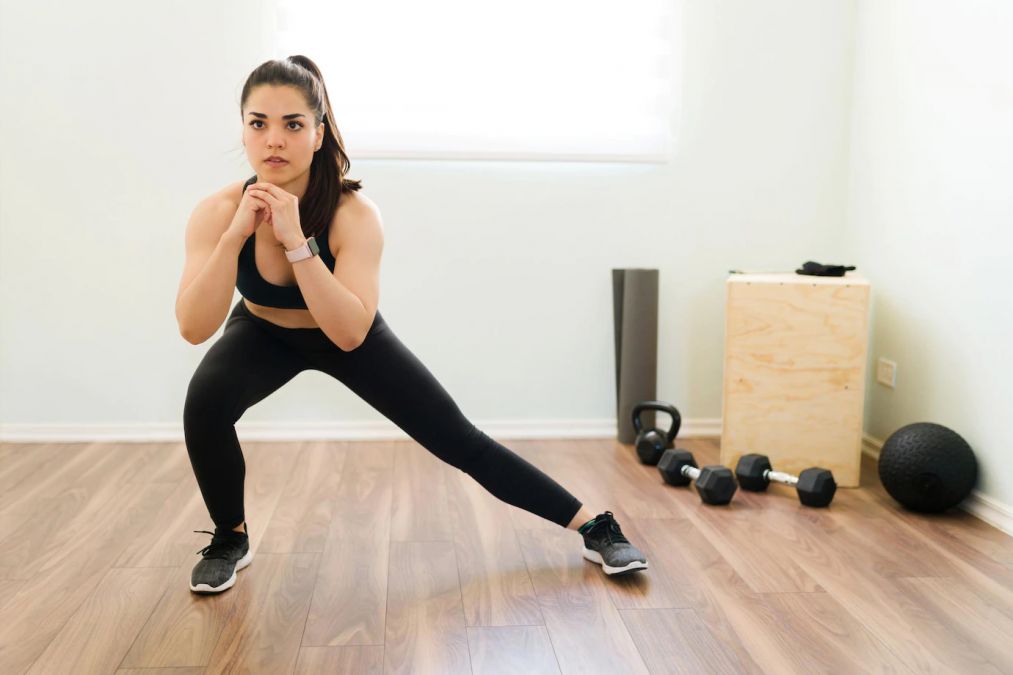 Di adiós al gimnasio gracias a estos ejercicios para hacer en casa: solo necesitas una pared 4 Vida.es Estocadas laterales