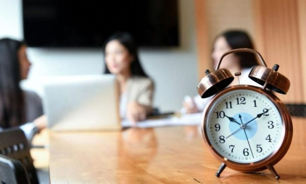 Qué implica una reducción de jornada laboral