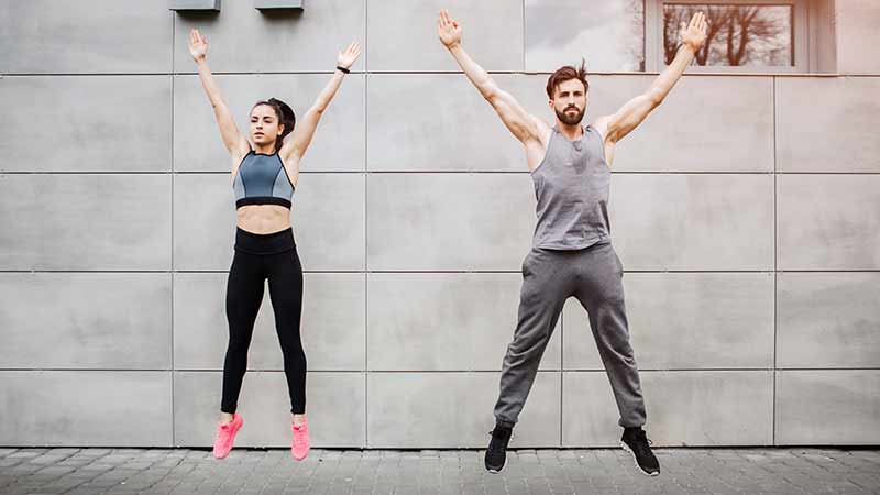 Di adiós al gimnasio gracias a estos ejercicios para hacer en casa: solo necesitas una pared 5 Vida.es Saltos de tijera