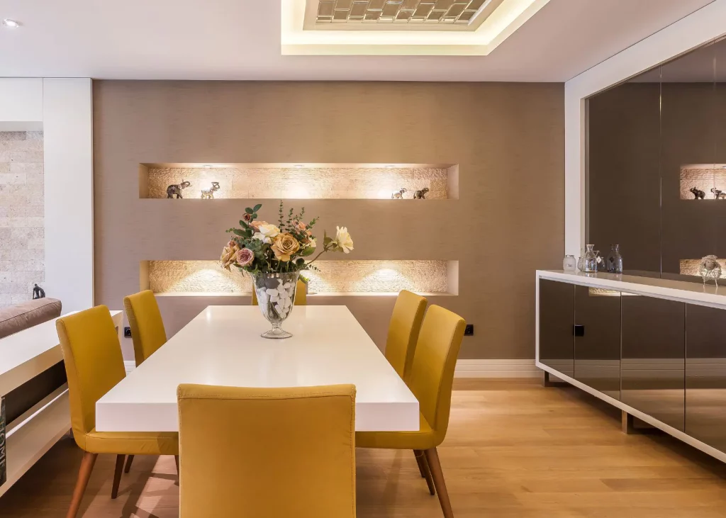Haz de tu comedor un refugio elegante con estos tips para mejorar su estilo 5 Vida.es Añade plantas y flores para dar vida al comedor