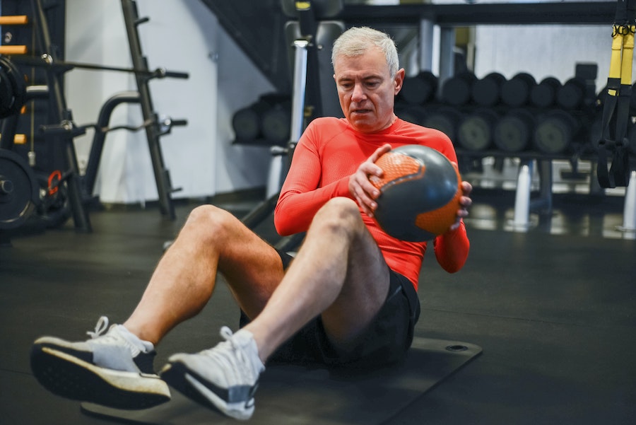 Los ejercicios recomendados por Harvard para fortalecer tus huesos 2 Vida.es Deportes de raqueta o balón
