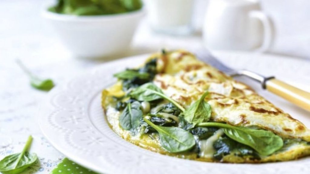 Omelette de claras de huevo con espinacas y queso feta