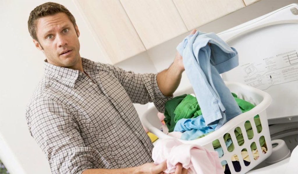 Mantén la frescura y los colores originales de la ropa con estos sencillos trucos 1 Vida.es Separa la ropa por colores