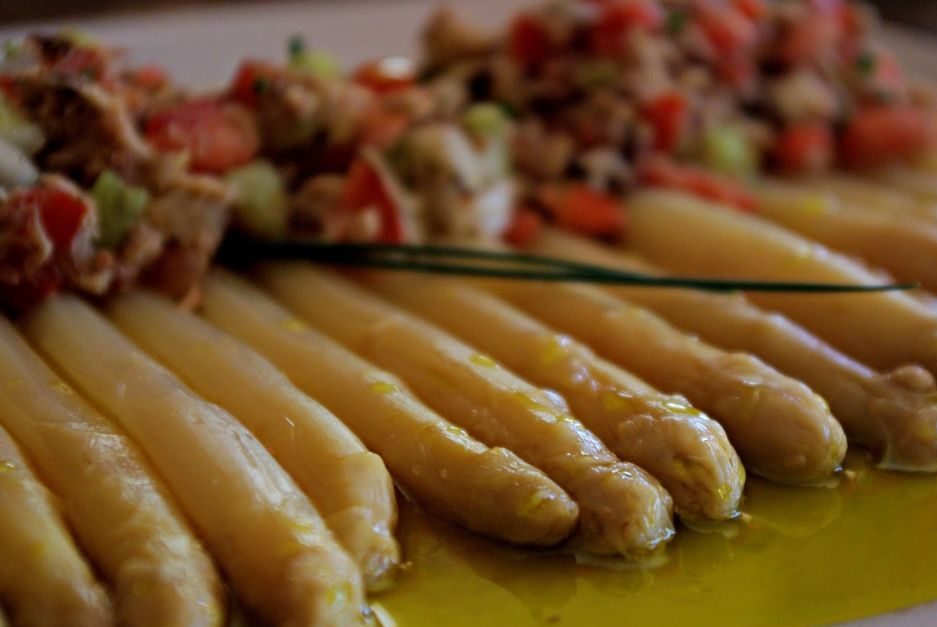 esparragos blancos con vinagreta de citricos y almendras edited Vida.es