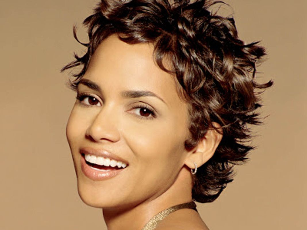 Cómo Halle Berry mantiene su rostro libre de arrugas: Técnicas reveladas 5 Vida.es El agua fría para mantener un cutis fresco