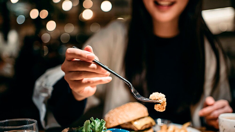 El vínculo entre cenar tarde y la presión arterial alta